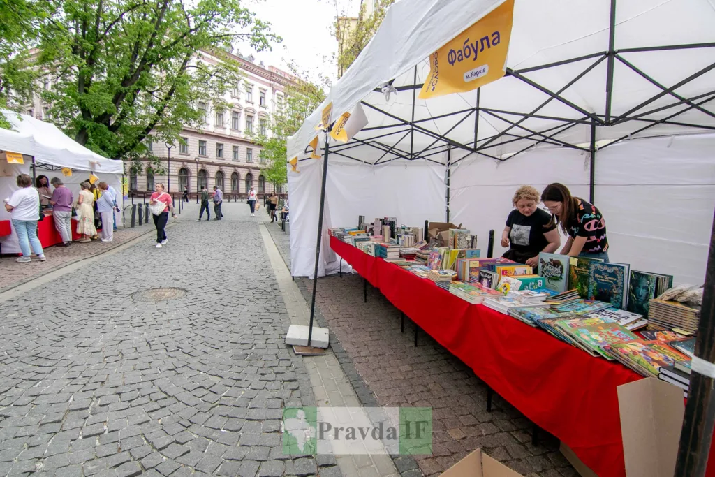 Вуличний книжковий ярмарок у центрі міста
