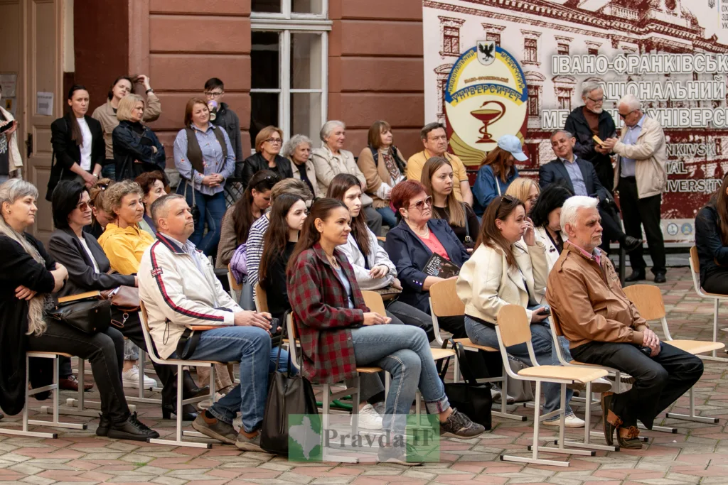 Люди слухають подію в Івано-Франківському університеті