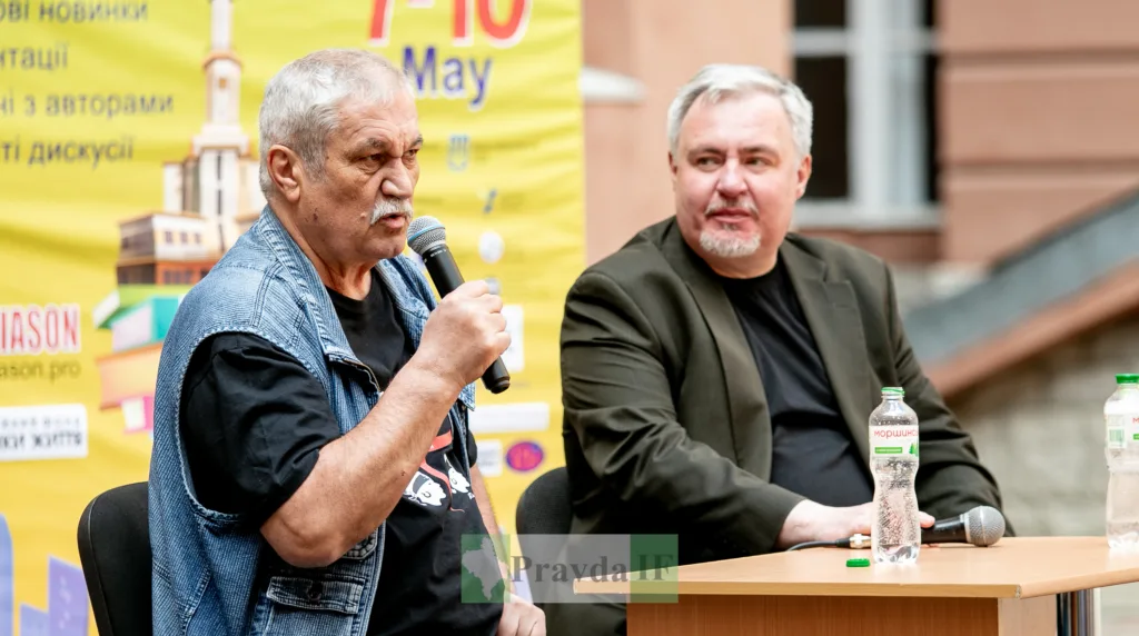 Двоє чоловіків говорять на відкритій дискусії