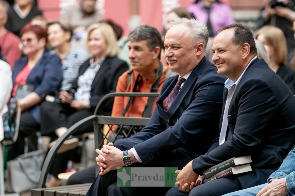 Люди на відкритому заході слухають виступ