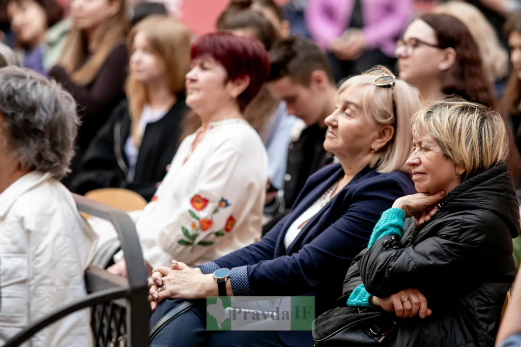 Люди уважно слухають подію на відкритому заході