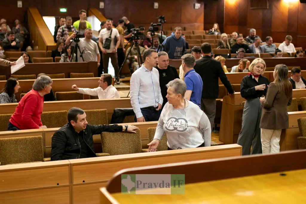 Люди спілкуються у залі засідань міської ради