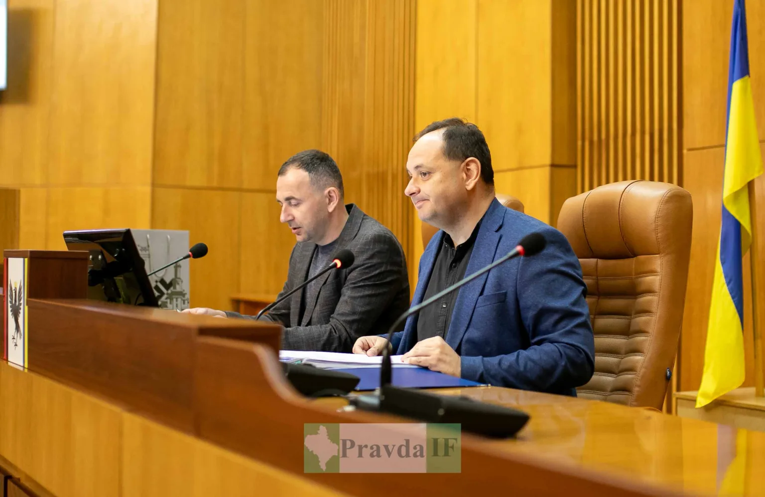 Двоє чоловіків на засіданні міської ради