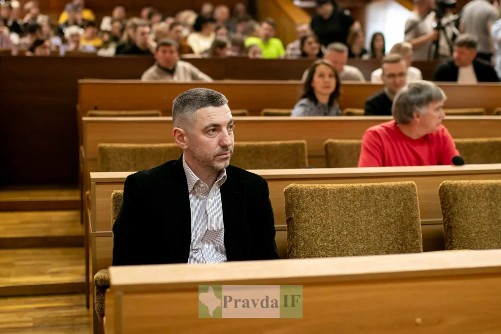 Чоловік на засіданні в залі з людьми