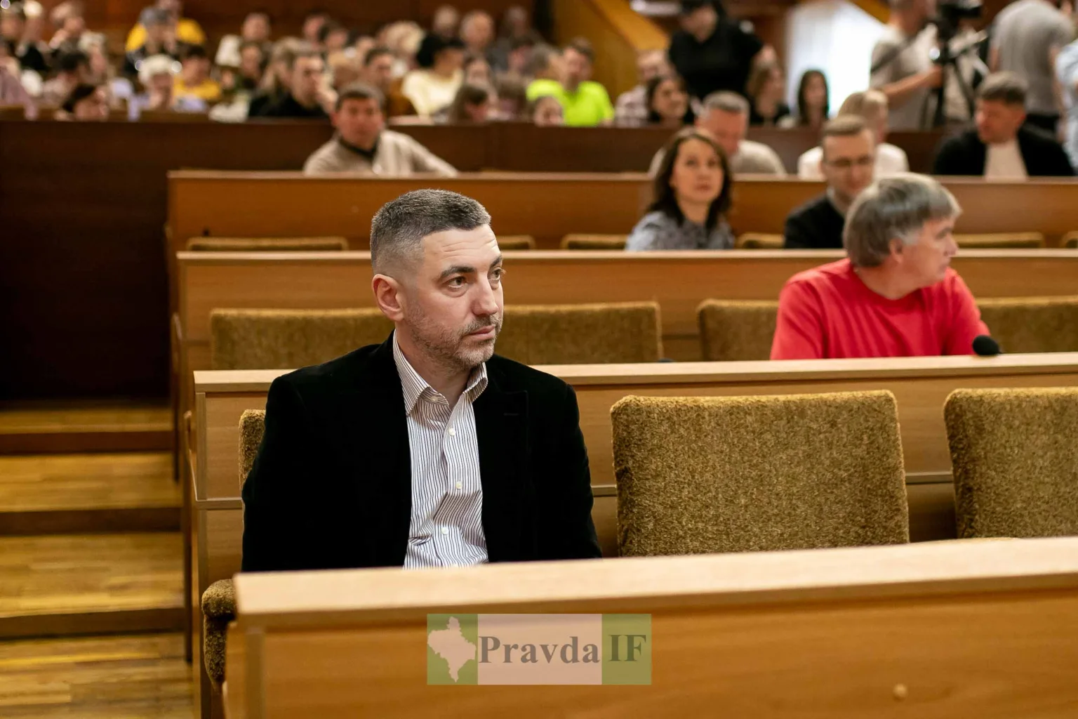 Чоловік на засіданні в залі з людьми