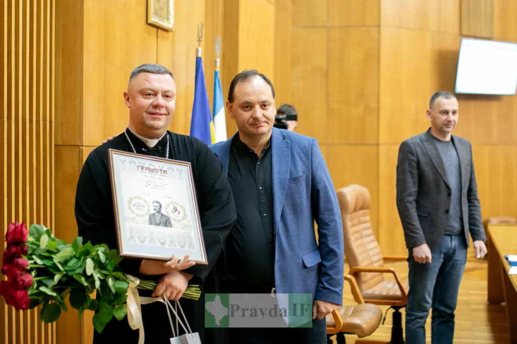 Вручення грамоти у міській раді Івано-Франківська