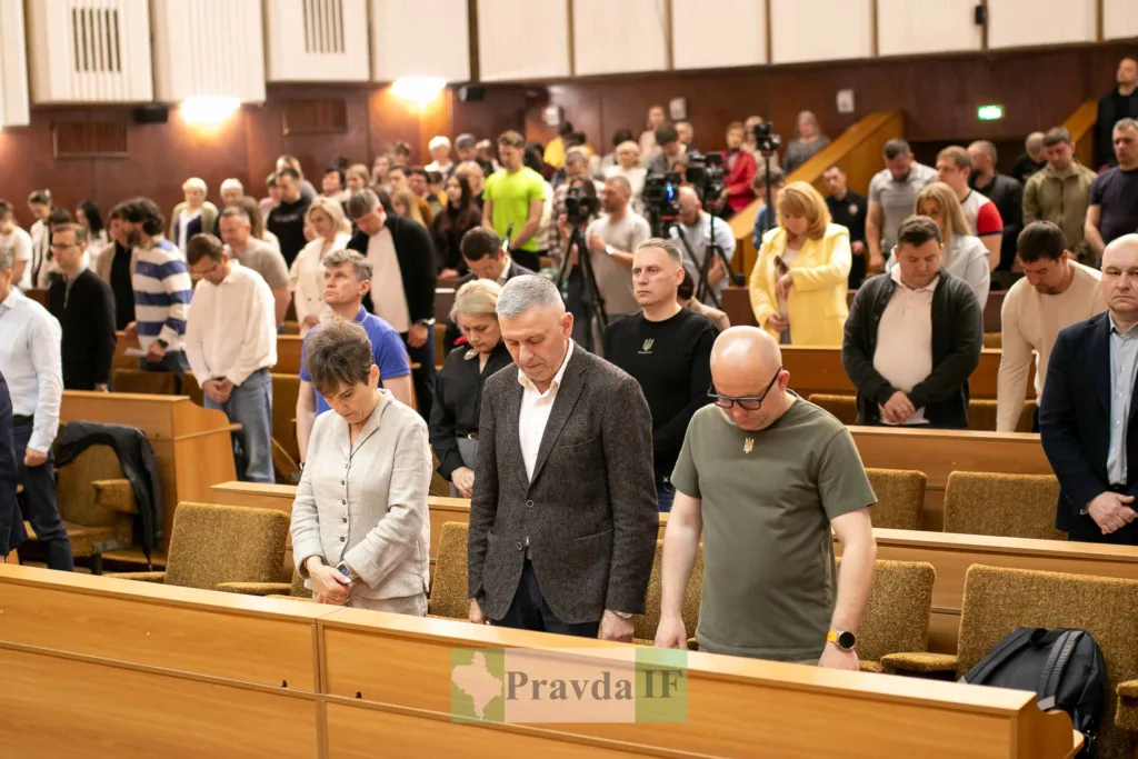 Люди вшанували пам’ять у залі засідань