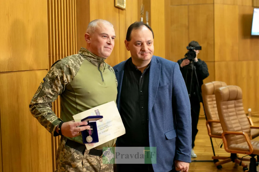 Військовий отримує нагороду у міській ратуші