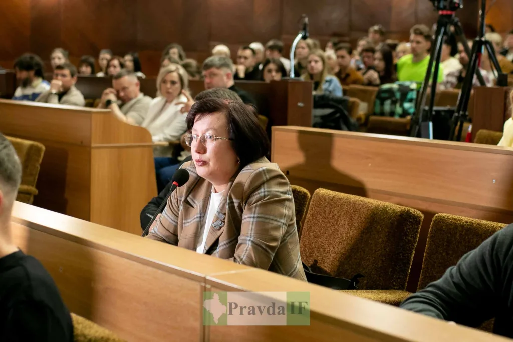 Жінка виступає на конференції перед аудиторією