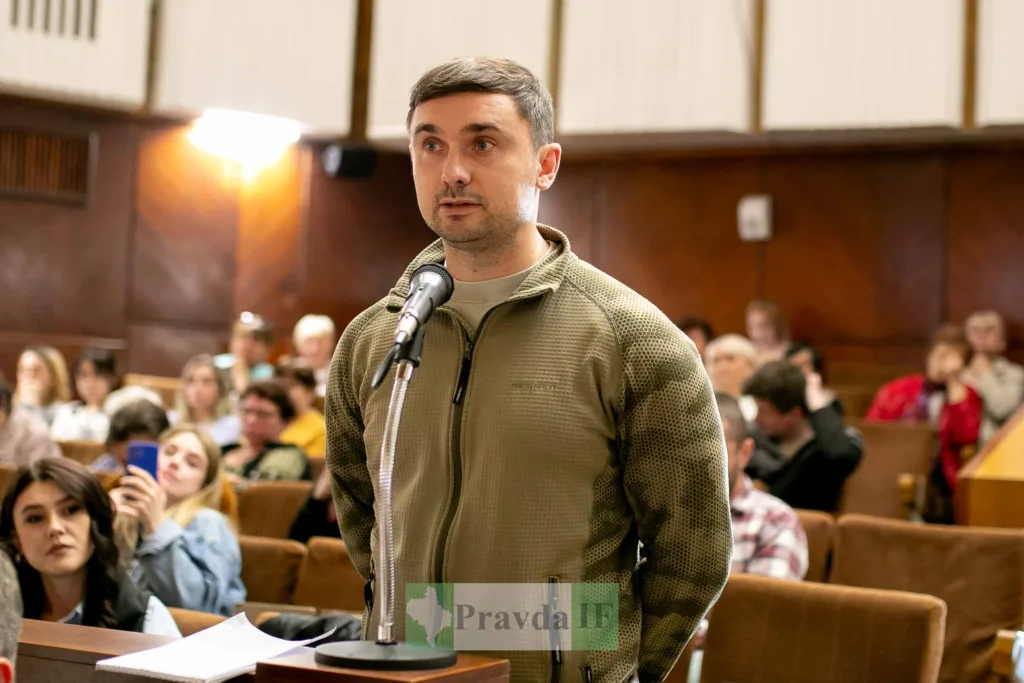 Чоловік говорить у мікрофон на публічному заході