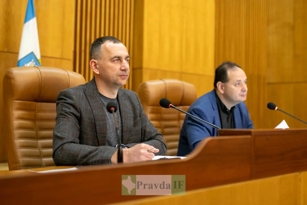 Двоє чоловіків на офіційній нараді в залі