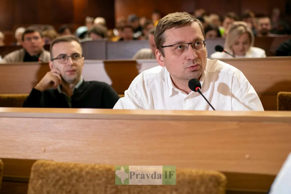 Чоловік говорить на засіданні ради