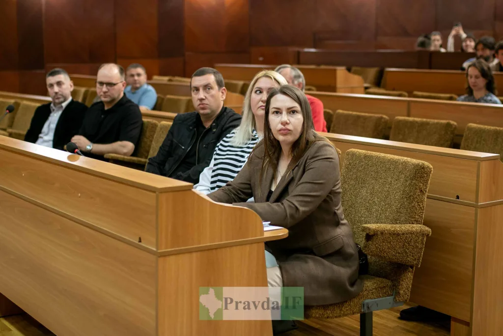 Люди на засіданні в залі міської ради