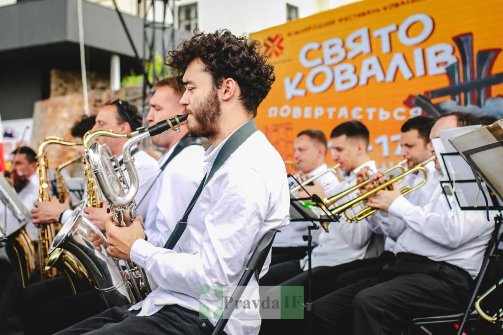 Оркестр музикантів грає на фестивалі Свято Ковалів