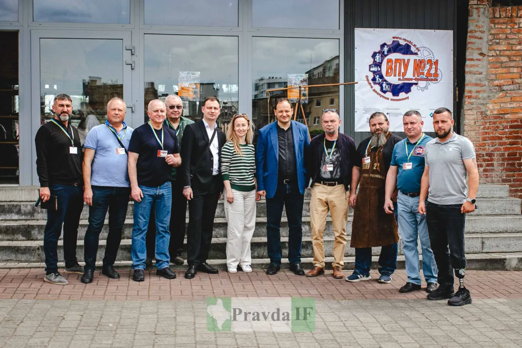 Група людей перед будівлею навчального закладу