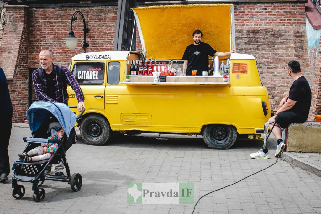 Жовтий фудтрак з напоями на вулиці