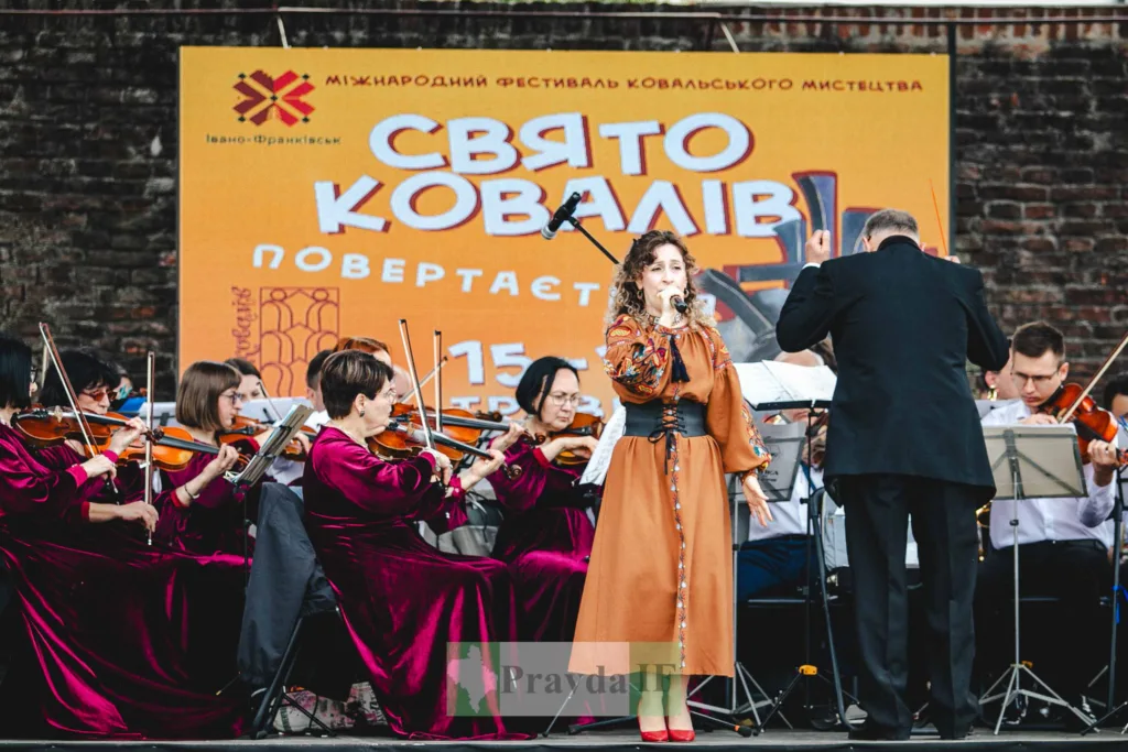 Свято ковалів Івано-Франківськ виступ оркестру та співачки