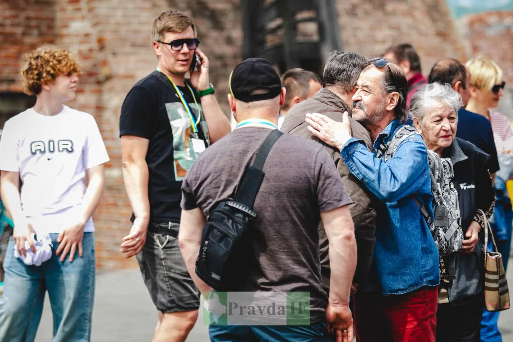 Група людей спілкується на вулиці під сонцем