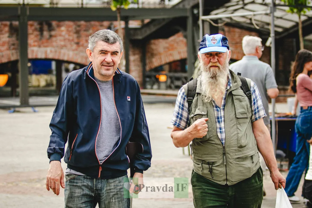 Двоє чоловіків гуляють міською вулицею