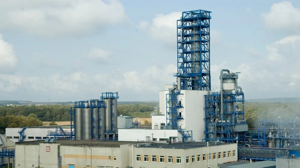 Сучасний промисловий завод із металевими конструкціями