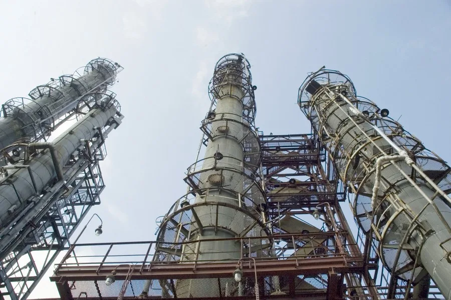 Промислові металеві вежі на нафтопереробному заводі