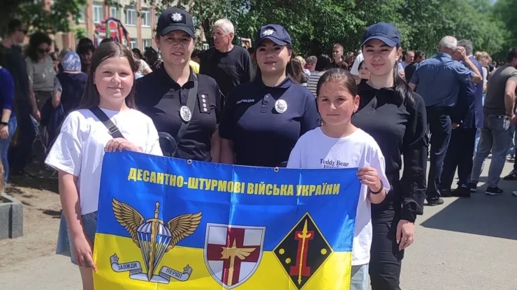 Люди тримають прапор десантно-штурмових військ України