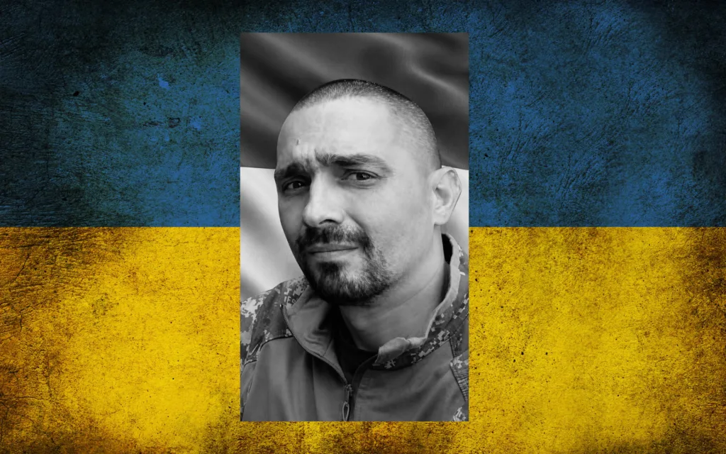 Портрет чоловіка на тлі прапора України