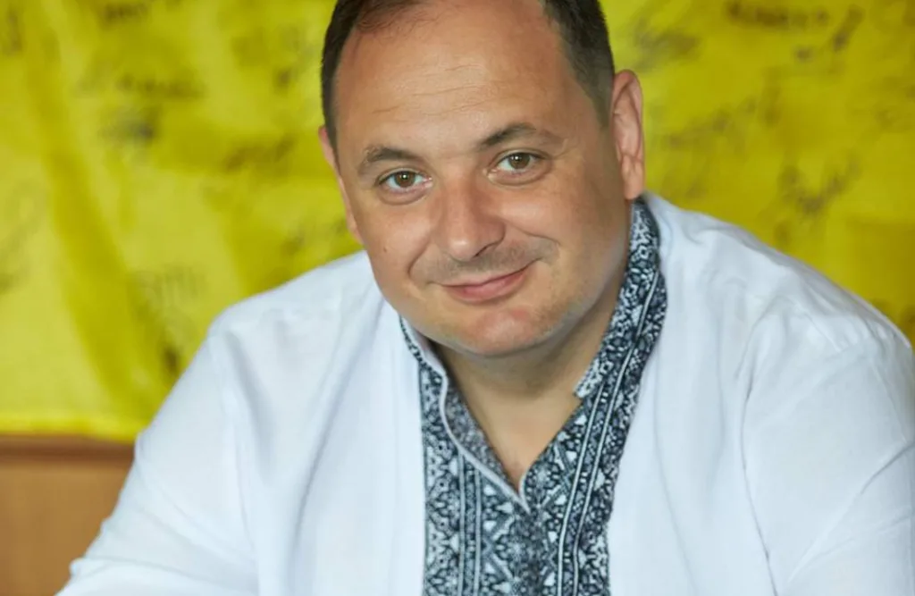 Чоловік у вишиванці на жовтому тлі