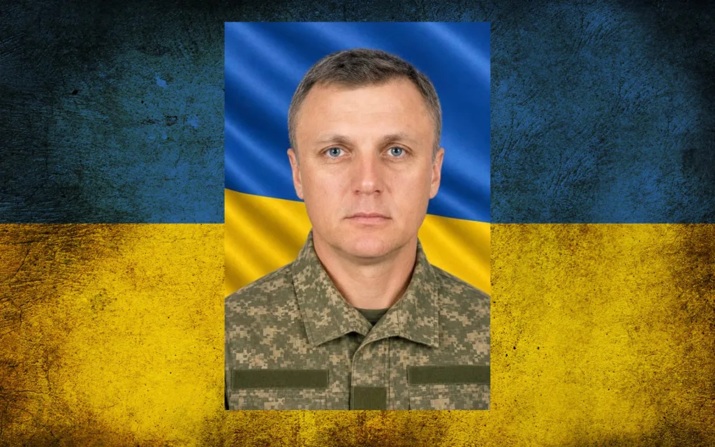 Український військовий на тлі прапора України