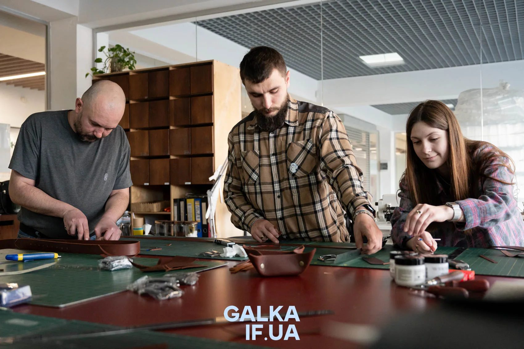 Люди працюють над виробами зі шкіри в майстерні