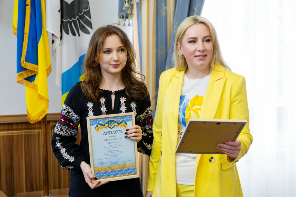 Вручення диплома переможниці в Україні