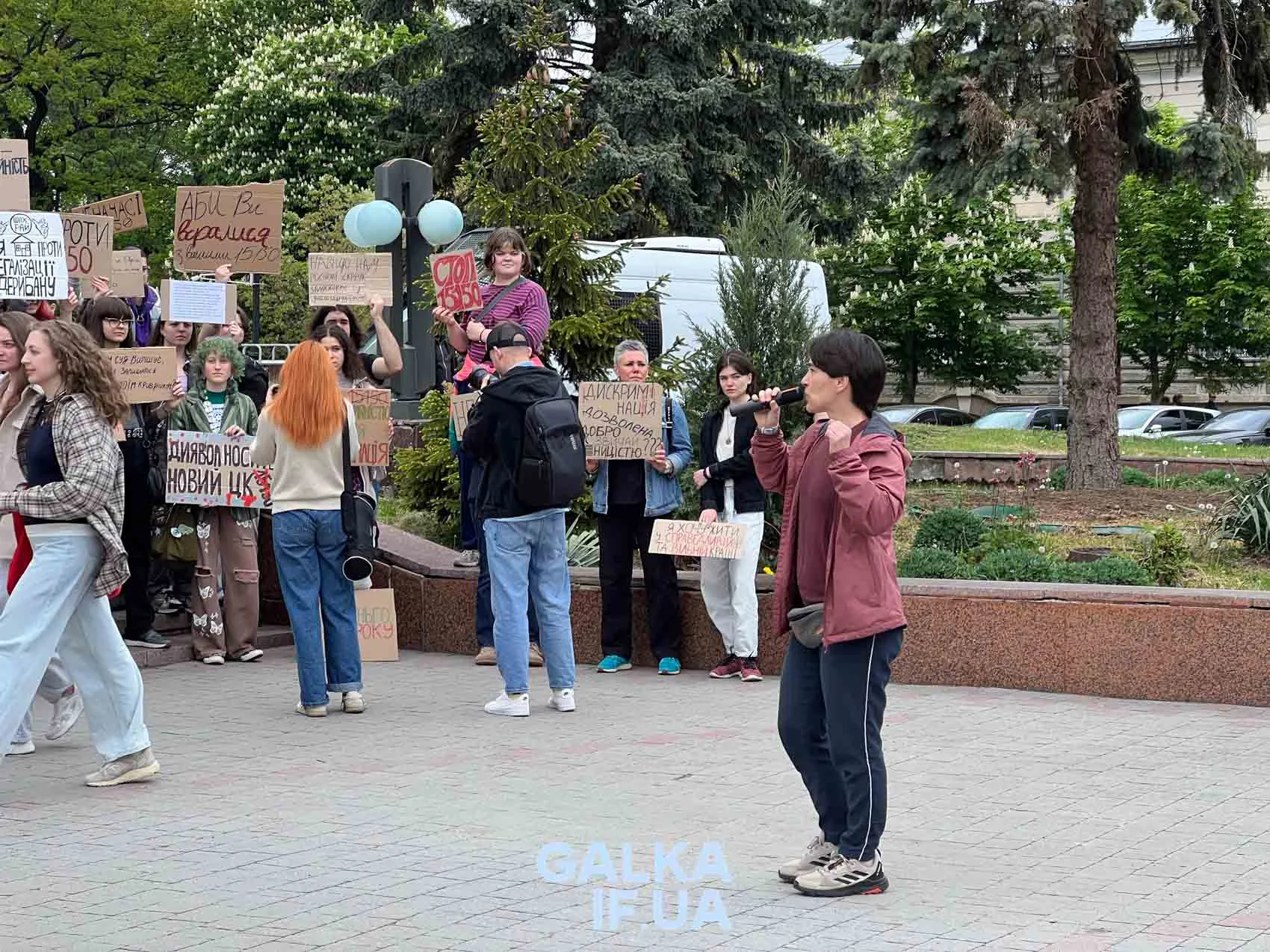 Мітинг у парку з плакатами та виступом людини