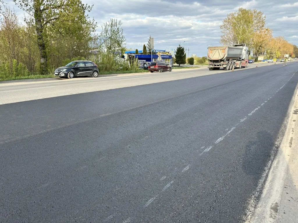 Укладання нового асфальту на жвавій дорозі