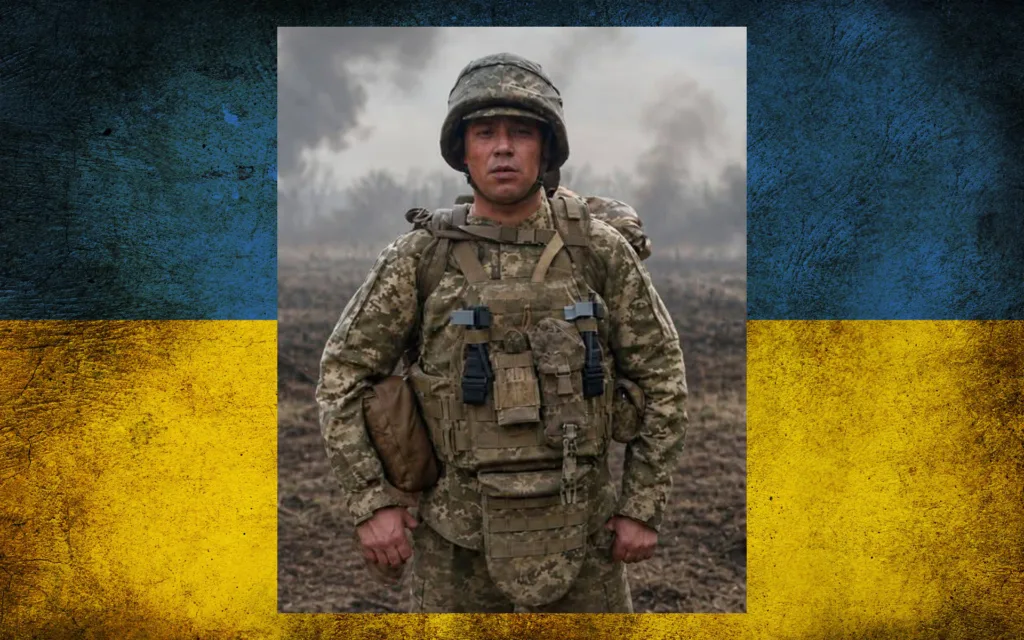 Український солдат на тлі прапора України