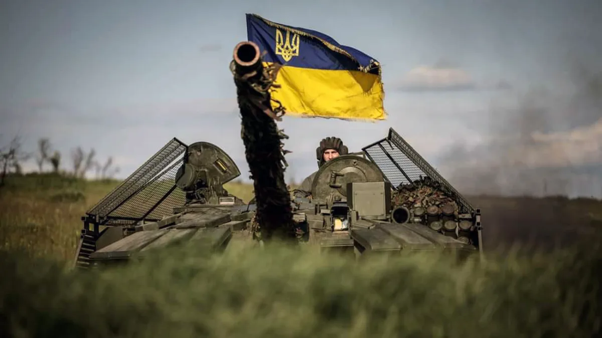 Український танк із прапором на полі бою