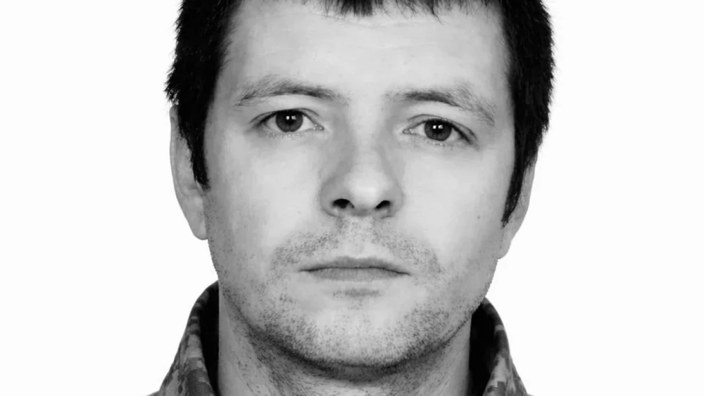 Портрет чоловіка на білому тлі