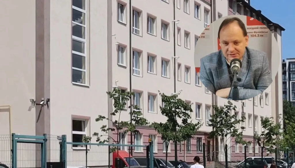Багатоповерхівка та чоловік за мікрофоном