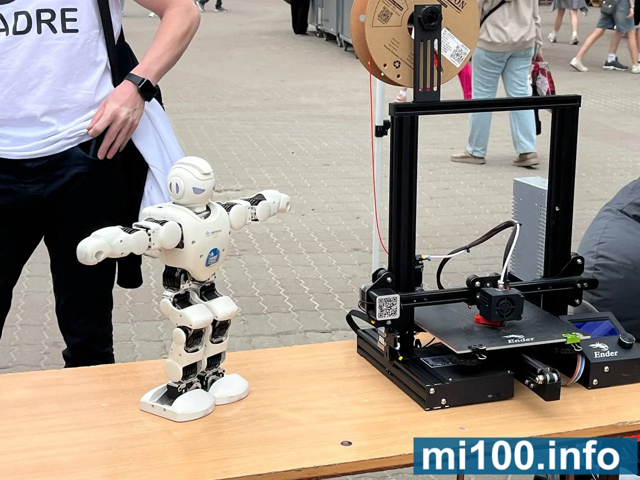Робот і 3D-принтер на виставці технологій