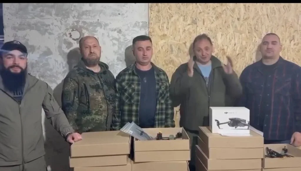 Чоловіки з коробками дронів у приміщенні