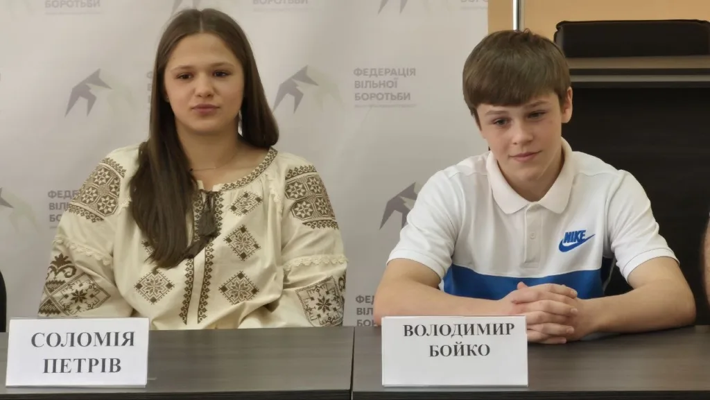 Двоє молодих людей на пресконференції боротьби