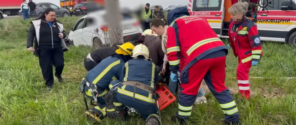 Рятувальники допомагають постраждалому після ДТП