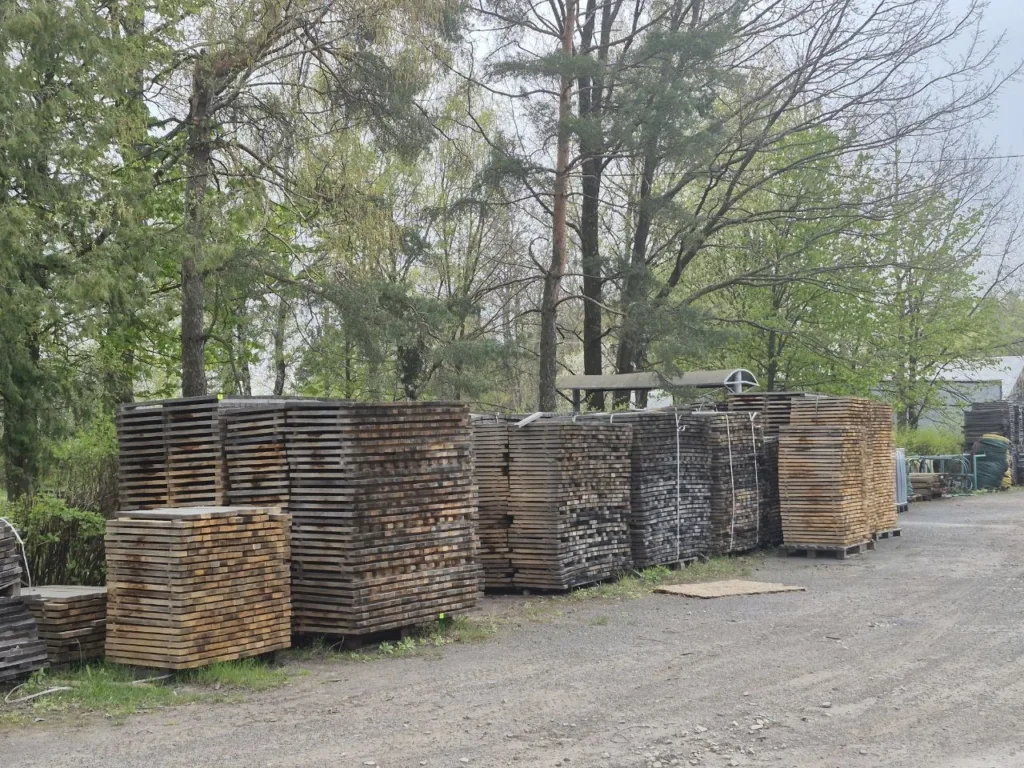 Склади дерев'яних дощок на вулиці серед дерев