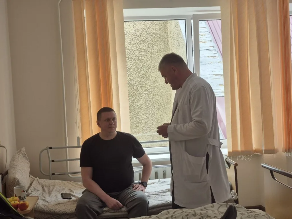 Лікар спілкується з пацієнтом у палаті лікарні