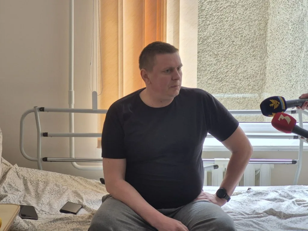 Чоловік у лікарні дає інтерв'ю журналістам