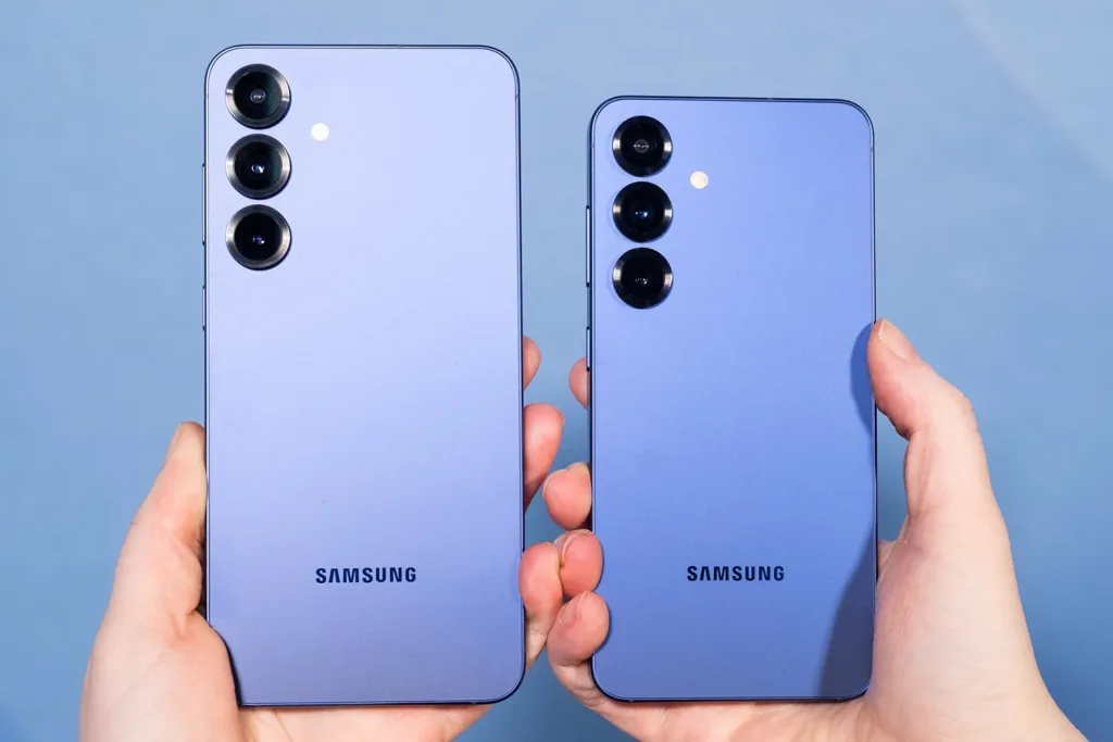 Два смартфони Samsung фіолетового кольору в руках
