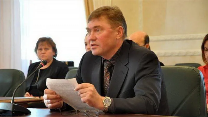 Чоловік виступає на офіційній нараді