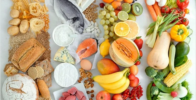 Різноманітні здорові продукти: овочі, фрукти, зернові, риба