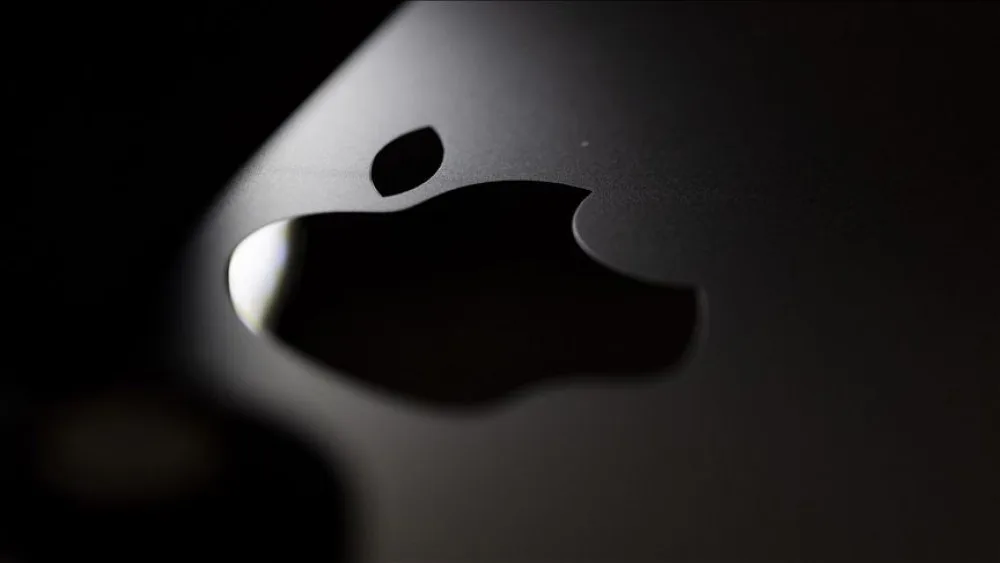 Логотип Apple на темному фоні