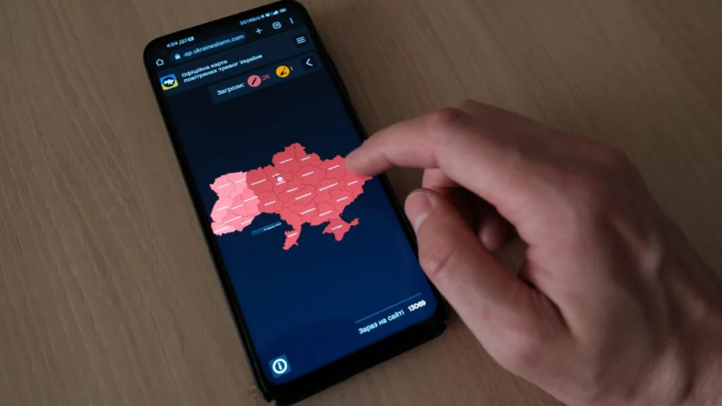 Мапа повітряних тривог України на смартфоні