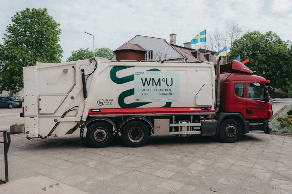 Сміттєвоз з написом Waste Management for Ukraine